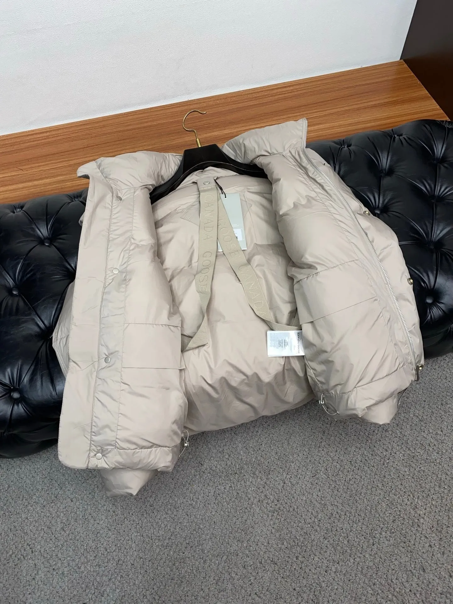 P1400 [Zhang Linghe’s latest top-grade down-filled Canada Goose model] Hooded, removable hood! The original custom-woven lightweight square technology three-proof fabric is windproof, rainproof and friction-proof. It is made of 400D gallbladder Zhengerbajing national standard 90 white duck down. When it is inserted inside, it will be more fluffy and temperature-locking. The whole piece can be stored and folded! ! The embroidered logo on the left chest is a topographic map of Canada, lifelike and perfectly restored. It is embroidered with high-density colored yarn using imported embroidery machines from Bai Lingda. In particular, the sleeves are detachable, making it especially suitable for areas with unstable climate. The washing and labeling are all based on the latest version, and the customized washing labels are equipped with laser anti-counterfeiting labels! ! And the position of the wash water mark is synchronized according to the 25-year new hidden design process. The wash water mark is all hidden inside and can be seen in the detailed picture. What you see is what you get! ! Color graphite gray, black Size xs s m L xl